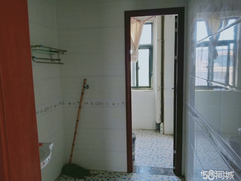 东一小学,大润发,户型采光好,送阁楼,有证满五唯一首付低急售